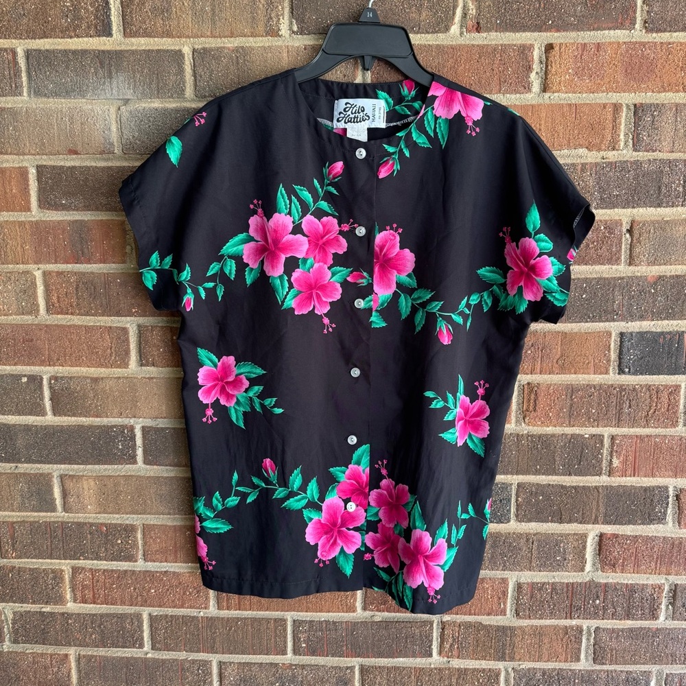 Hilo Hattie black Floral Button-Up blouse